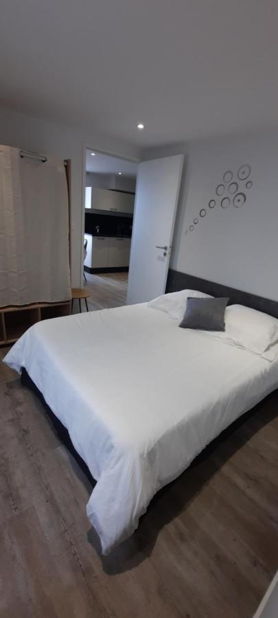 Les Appartements De La B Saint-Benoit-des-Ondes Luaran gambar